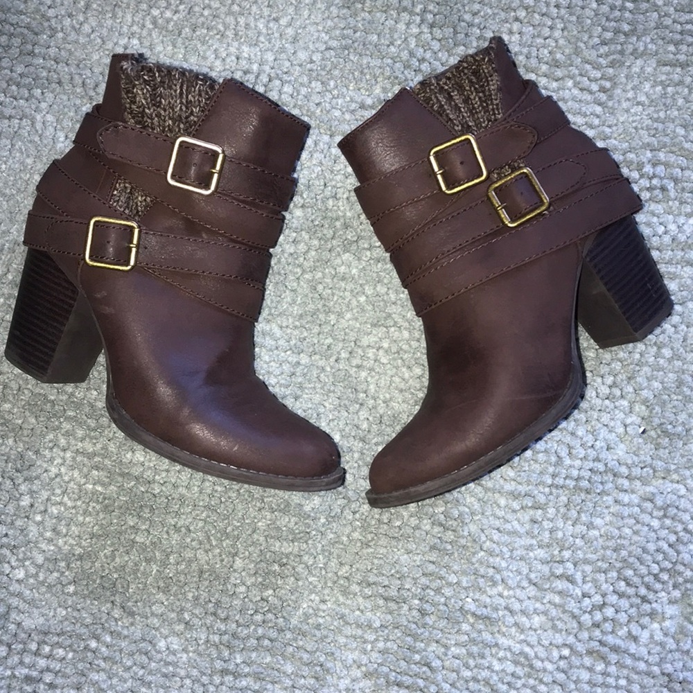 ‘ Riley’ Shoe Dazzle : Brown faux leather ankle booties 🤎
